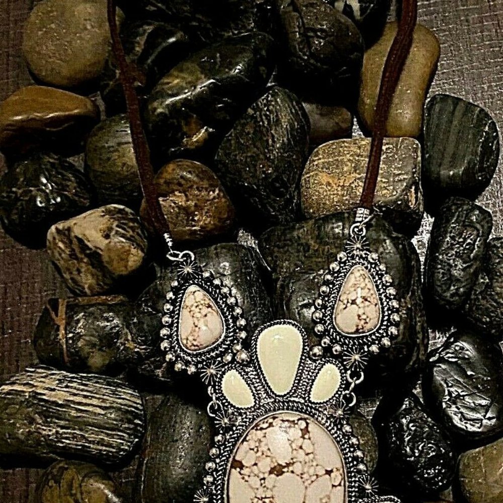 Western Southwest Christmas Spirit White Buffalo Pendant Rawhide Necklace slvr - Picture 3 of 9